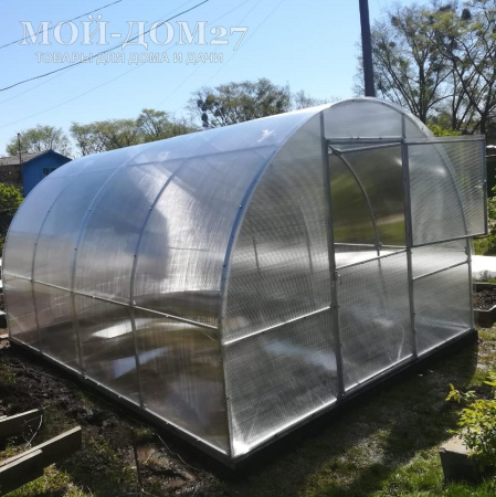 Теплица Сибирская Усиленная 4 метра с поликарбонатом | Мой-Дом27 | Каркас изготовлен из оцинкованной замкнутой трубы 20*20 мм.<br>
 Ширина - 3&nbsp;метра. Высота - 2,1 метра. Длина 4&nbsp;метра.&nbsp;<br>
 Выдерживаемая снеговая нагрузка - 100 кг/м2. Выдерживаемая ветровая нагрузка - до 15 м/с.<br>
 Расстояние между дугами 1 метр.&nbsp;<b>Толщина металла дуг 1,2 мм</b>.&nbsp;Ширина двери 0,96 метра.<br>